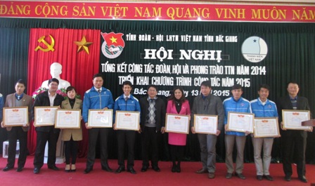 Đồng chí Trịnh Minh Thái-Phó Chánh Văn  phòng Trung ương Đoàn trao Bằng khen của BCH Trung ương Đoàn cho các tập thể, cá nhân có thành tích xuất sắc trong công tác Đoàn và phong trào thanh thiếu nhi năm 2014